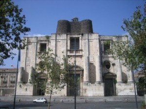 Chiesa di San Nicolò l'Arena, Piazza Dante