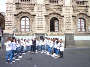 Coro degli studenti del Liceo Artistico M.M. Lazzaro di Catania davanti a Palazzo degli Elefanti